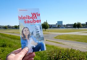 Mit Faltblättern, Aufklebern auf Müllbehältern und Plakaten an Awista-Fahrzeugen wirbt die Stadt unter dem Motto "Wir bleiben sauber" für mehr Stadtsauberkeit. Foto: Uwe Schaffmeister