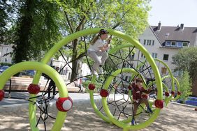 Das Spielgerät kann von mehreren Kindern gleichzeitig unter Einhaltung der Abstandsregeln genutzt werden. Foto: Ingo Lammert