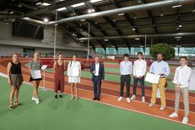Die Damen des Düsseldorfer Hockey Club (l.) wurden 2019 Deutsche Meisterinnen im Hallenhockey und nahmen stellvertretend für das Team den Preis entgegen. Die männliche A-Jugend (r.) holte die DM im Feldhockey. Foto: Lammert