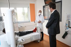 Dr. Stephan Keller mit Dr. med. Matthias Brause beim Rundgang durch die Einrichtung.