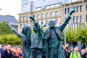 Das Werk von Claus Richter bildet eine Figurengruppe, die die Hände zum Teil zu Fäusten geballt oder mit Victory-Zeichen empor streckt; Foto: Uwe Schaffmeister