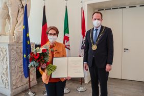 Felizitas Marx (l.) ist das Bundesverdienstkreuz verliehen worden. Oberbürgermeister Dr. Stephan Keller nahm die Auszeichnung im Düsseldorfer Rathaus vor. Foto: Landeshauptstadt Düsseldorf/Melanie Zanin