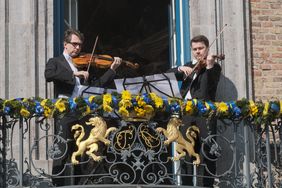 Aus den Fenstern des Rathauses und auf dem Marktplatz davor spielten 40 Musikerinnen und Musiker der Düsseldorfer Symphoniker aus 12 Nationen unter der Leitung von Principal Conductor Adam Fischer das Lied "Imagine" von John Lennon. Foto: LHD/Michael Gstettenbauer