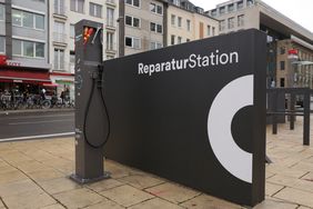 Auch eine Reparaturstation für Fahrräder, Kinderwagen oder Rollstühle gehört zur Mobilitätsstation auf dem Kirchplatz. Foto: Ingo Lammert