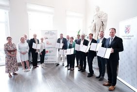 Oberbürgermeister Dr. Stephan Keller und die Vertreterinnen und Vertreter der Wohlfahrtsverbände haben am Mittwoch, 16. August, im Düsseldorfer Rathaus die Fortführung des Rahmenvertrages über die finanziellen Zuwendungen der Stadt unterzeichnet, © Landeshauptstadt Düsseldorf/Michael Gstettenbauer