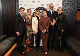 V.l.: Wirtschaftsdezernent Christian Zaum, Andrea Greuner, Fashion Net Düsseldorf e.V., Aline Müller-Schade, Munich Fashion Company, Preisträger Patricia und Clemens Wirschke, Ulrike Kähler, IGEGO. Foto: Melanie Zanin für Fashion Net Düsseldorf
