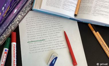 Foto mit Büchern, Stiften, Radiergummi und Papier