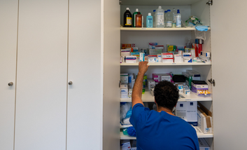 Mann vor Medikamentenschrank; zu sehen sind Desinfektionsmittel und diverse Medikamente © Gesundheitsamt Düsseldorf