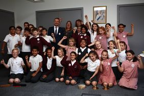 Oberbürgermeister Geisel und Bürgermeisterin Williams mit Schülern der Thameside Primary School 
