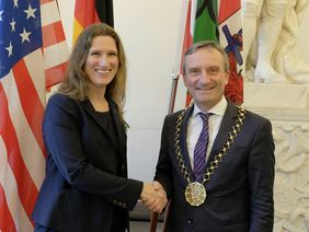 Oberbürgermeister Thomas Geisel begrüßt die neue US-amerikanische Generalkonsulin, Fiona S. Evans. Foto: Wilfried Meyer