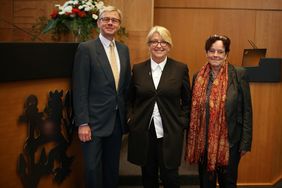 Ulrike Schneider (Mitte) wurde zur neuen Vorsitzenden des Seniorenrates gewählt, Thomas Fellmerk und Gisela Theuringer zu stellvertretenden Vorsitzenden. Foto: YoungLandeshauptstadt Düsseldorf/David Young