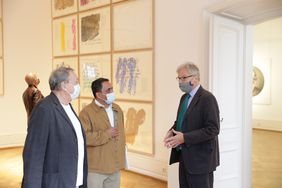 Kulturdezernent Hans-Georg Lohe nahm ebenfalls an dem Pressetermin teil, hier mit Afshin Derambakhsh und Günther Uecker; Foto: Ingo Lammert