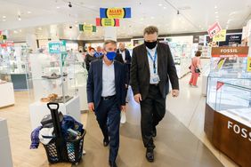 Oberbürgermeister Thomas Geisel mit Karstadt-Filialgeschäftsführer Klaus-Peter Kundörfer beim Gang durch das Warenhaus an der Schadowstraße.