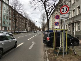 Die Arbeiten zur Ablösung der Umweltspuren laufen - hier Tempo 30 Schilder auf der Merowingerstraße. Foto: Ingo Lammert