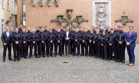 Oberbürgermeister Dr. Stephan Keller (Mitte) begrüßte gemeinsam mit den Dezernenten Dr. Michael Rauterkus (l.) und Christian Zaum (r.) einige der neuen OSD-Dienstkräfte. Foto: Landeshauptstadt Düsseldorf/Uwe Schaffmeister