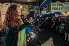 Vor dem Rathaus versammelten sich Düsseldorfer*innen nach einem Aufruf der Stadt Düsseldorf zur musikalischen Aktion "Solidarität mit der Friedensbewegung im Iran" unter anderem mit der Sängerin Faravaz Farvardin. Fotos: Gstettenbauer