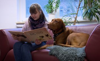 Leseförderung mit Therapiehund in der Stadtbücherei Wersten