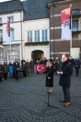 Oberbürgermeister Dr. Stephan Keller (r.) mit der türkischen Generalkonsulin Ayşegül Gökçen Karaarslan vor dem Düsseldorfer Rathaus. Foto: Gstettenbauer
