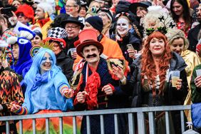 Die Düsseldorfer Jecken feierten den Rosenmontagszug ausgelassen. Foto: Melanie Zanin