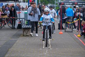 In den drei Disziplinen Zeitfahrrennen, Sprinttest und Hindernisparcours stellten die Kinder ihre Ausdauer, Schnelligkeit und Geschicklichkeit unter Beweis, © Foto: Landeshauptstadt Düsseldorf / Uwe Schaffmeister
