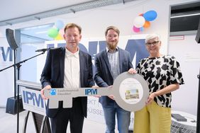 Der Neubau des Hauses für Kinder, Jugendliche und Familien "Froschkönigweg" ist fertig gestellt. Stadtdirektor Burkhard Hintzsche (v.l.) übergab den Schlüssel an den Einrichtungsleiter Rene Bertho und die stellvertretende Leiterin Ulrike Baranowski, © Landeshauptstadt Düsseldorf/Michael Gstettenbauer