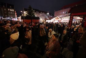 Schon am ersten Tag ist der Weihnachtsmarkt gut besucht, Foto: Young.