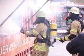 Kleine Schwelbrände kann man noch mit einer Sprühflasche löschen - bei größeren Bränden muss die Feuerwehr ausrücken. Foto: David Young