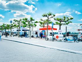 Die Vorbereitungen für den Rad-Aktionstag 2026 laufen. Das Archivfoto zeigt das bunte Treiben am Rathausufer, Ecke Burgplatz im Vorjahr. Archivfoto: Amt für Verkehrsmanagement