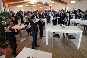Rund 200 Teilnehmerinnen und Teilnehmer aus dem hiesigen deutsch-japanischen Business Network trafen sich zum Empfang auf der Galopprennbahn © Landeshauptstadt Düsseldorf | David Young 