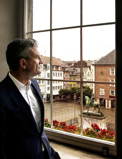 Oberbürgermeister Thomas Geisel mit Blick aus dem Fenster des Rathauses, Foto: Rainer Bergner
