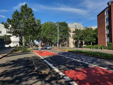 Münsterstraße mit neu markiertem Radfahrstreifen auf dem rechten  Fahrbahnreite