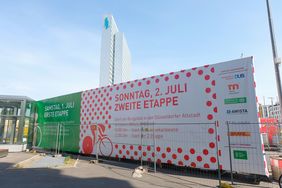 Informationen zum Grand Départ Düsseldorf 2017 am Bauzaun des Köbogen II