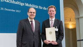 Bundesverkehrsminister Christian Schmidt (links) überreichte den Förderbescheid an Ingo Pähler, Leiter des Amtes für Verkehrsmanagement der Landeshauptstadt Düsseldorf. Copyright: Bundesministerium für Verkehr und digitale Infrastruktur