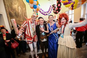 Bevor der "Zoch" kam, begrüßte Düsseldorfs Oberbürgermeister Thomas Geisel gemeinsam mit Ehefrau Vera, dem Prinzenpaar Prinz Martin (Martin Meyer) und Venetia Sabine (Sabine Ilbertz) die Jecken im Rathaus. Foto: Melanie Zanin