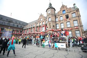 "Düsseldorf - gemeinsam jeck" - die Karnevalisten in der Landeshauptstadt feiern ihren Rosenmontagszug 2019. Foto: Melanie Zanin