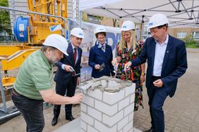 Legten  an der Suitbertusstraße den Grundstein für den Erweiterungsbau (v.l.): Bürgermeister Wolfgang Scheffler, Oberbürgermeister Thomas Geisel, die Schulleitungen Heike Joerß und Melanie Falck und Stadtdirektor Burkhard Hintzsche; Foto: Gstettenbau