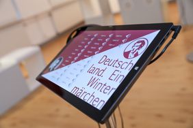 Der Schauspieler Moritz Otto hat das "Wintermärchen" im Stil eines Hörspiels neu eingesprochen. Die Aufnahme ist sowohl in der Ausstellung zu hören, als auch exklusiv auf CD im Museumsshop des Heinrich-Heine-Instituts erhältlich; Foto: Melanie Zanin
