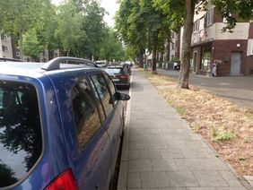 Die schmalen Radwege entlang der längs geparkten Fahrzeuge bargen bislang ein erhöhtes Unfallrisiko durch das sogenannte Dooring, das für passierende Radfahrer gefährlich werden kann. Foto: Amt für Verkehrsmanagement
