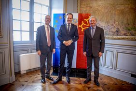 Beim Empfang im Toulouser Rathaus (v.l.n.r.): Der stellvertretende Toulouser Oberbürgermeister Jean-Claude Dardelet, Oberbürgermeister Dr. Stephan Keller und der Toulouser Oberbürgermeister Jean-Luc Moudenc; Foto: Malte Krudewig