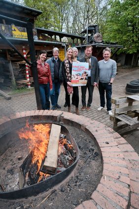Stellten die Düsselferien vor (v.l.): Sonja Hirschberg (AKKI), Ralph Baumgarten (katholische Jugendagentur), Berit Leisten (Jugendamt), Achim Radau Krüger (Jugendring), Stadtdirektor Burkhard Hintzsche und Oliver Boeddrig (evangelisches Jugendreferat), © Landeshauptstadt Düsseldorf/Michael Gstettenbauer