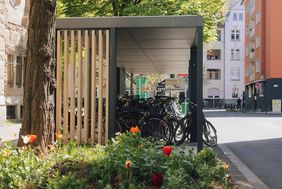Überdachte Fahrradabstellplätze an der Mobilitätsstation Friedensplätzchen. Foto: Connected Mobility Düsseldorf
