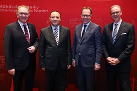 Feierten 20 Jahre China-Kompetenzzentrum (v.l.): IHK-Hauptgeschäftsführer Gregor Berghausen, Haitao Chang, stellv. chinesischer Generalkonsul, OB Dr. Stephan Keller und Messe Düsseldorf-Chef Wolfram Diener. Foto: David Young