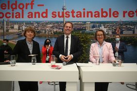 OB Dr. Stephan Keller (Mitte) sprach mit NRW-Bauministerin Ina Scharrenbach (r.) und der Kölner OB Henriette Reker