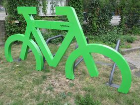 Zum Auftakt der Initiative "Fahrradstellplätze für Düsseldorf" hat die Stadt 108 neue Abstellanlagen installiert. Hier ein Fahrradständer in Form eines stilisierten Fahrrades. Foto: Landeshauptstadt Düsseldorf, Amt für Verkehrsmanagement