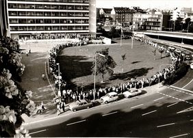 Als noch keine schriftliche Anmeldung möglich war, war dieses Bild üblich: Zahlreiche Menschen tummeln sich, um sich anzumelden. Das Foto zeigt die Schlange am ersten Anmeldetag des 2. Halbjahres (September) 1977; Foto: Jürgen Retzlaff