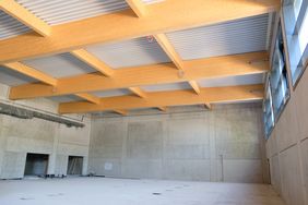 Der Innenraum der neuen Zweifachsporthalle in Wittlaer wird derzeit ausgebaut; Foto: Gstettenbauer