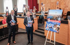 Stellten das neue Schulbuch "Düsseldorf - Wie geht das?" mit Schülern der Maxschule im Rathaus vor (v. l.): Schulverwaltungsamtsleiterin Dagmar Wandt, Verleger Claus Bachem und OB Thomas Geisel. Foto: Melanie Zanin