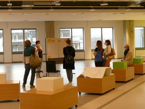 Als ein Baustein der Partizipation von künftigen Besucherinnen und Besuchern wurde nun eine kleine Gruppe in der neuen Zentralbibliothek im KAP1 zu einem Workshop eingeladen; Foto: Stadtbüchereien Düsseldorf