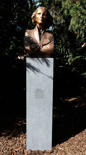 Die Büste, eine Schenkung der Rose Ausländer-Gesellschaft e.V. an die Stadt, ist ein Abguss jener Büste, die bereits 2018 in Czernowitz, der Heimatstadt der Dichterin, aufgestellt wurde. Foto: Meyer
