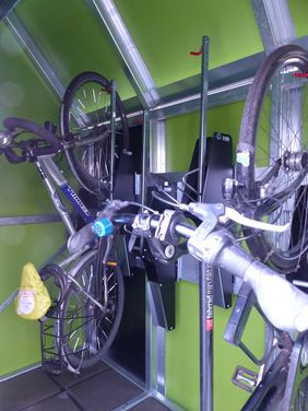 Räder in den Rad-Aufhängevorrichtungen der neuen Fahrradhäuschen.